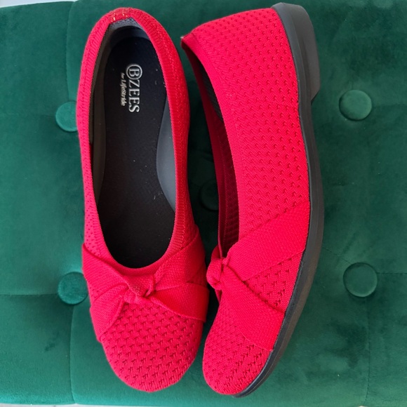 Life-stride 🫐 Bzees Women's Vibrant Red Flats with Bow Shoes - Picture 5 of 7